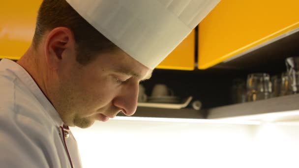 Chef cozinha comida na cozinha - detalhe da cabeça - close-up — Vídeo de Stock