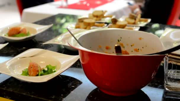 Vařené jídlo v kuchyni (losos) - připraveno k obsluze — Stock video