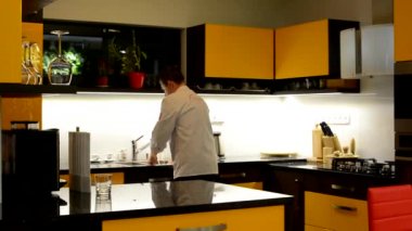 Şef Aşçı bulaşıkları yıkar