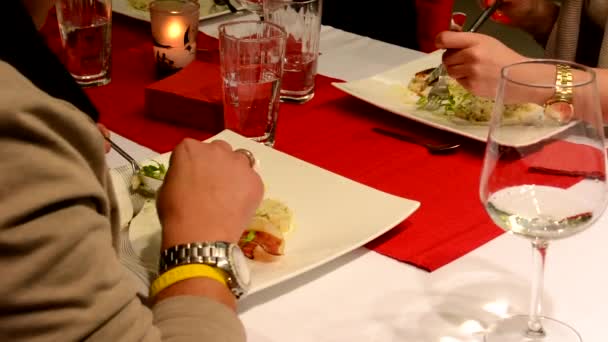 Люди едят еду - ресторан - крупный план (руки) ) — стоковое видео