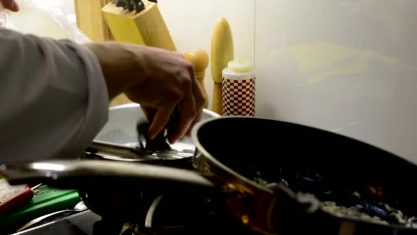 Шеф-повар готовит еду - десерт - шеф-повар добавляет шоколад в кастрюлю (грязная сковорода ) — стоковое видео