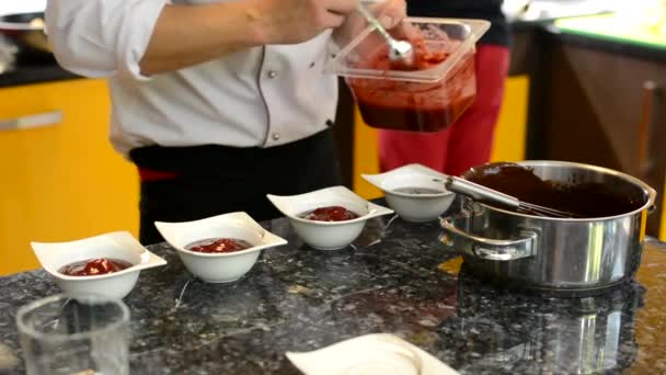 Lo chef prepara il cibo - dessert - cucina - chef mette la fragola sul dessert — Video Stock