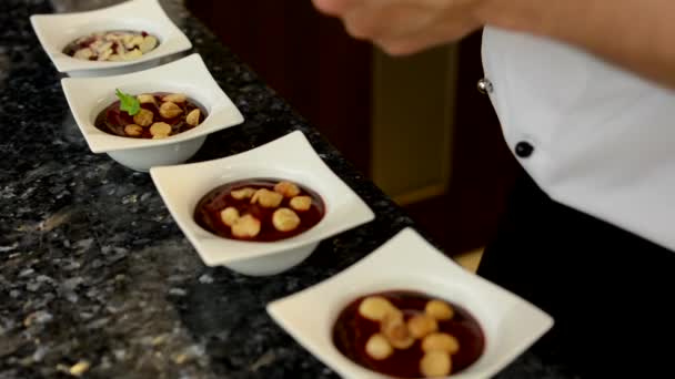 Chef-kok bereidt voedsel - dessert - keuken - closeup — Stockvideo