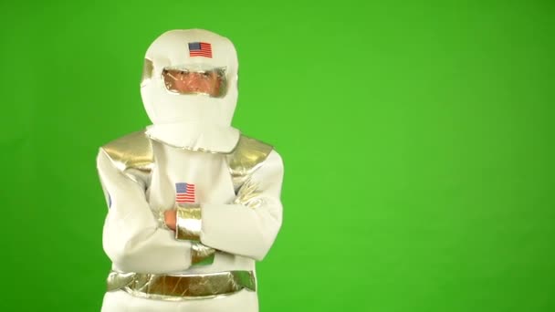 Astronaut looks to the camera - green screen — Stock Video