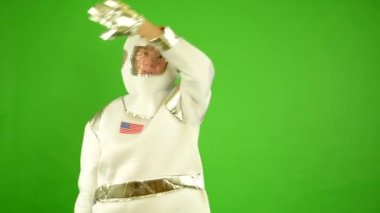 Astronot dalgalar ile el - Yeşil perde