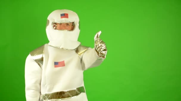 Astronaut toont één duim op overeenkomst - groen scherm — Stockvideo