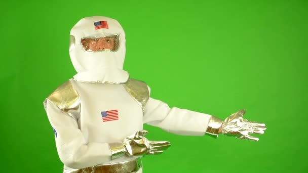 Astronaut stellt sich vor - Green Screen — Stockvideo