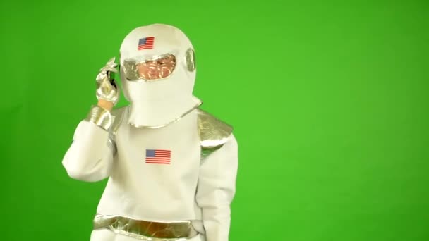 Astronaut roept telefonisch - groen scherm — Stockvideo