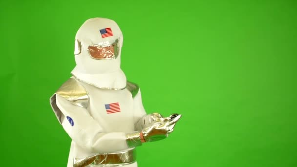 宇宙飛行士は、緑色の画面のスマート フォン- — ストック動画