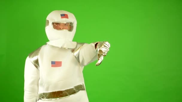 Astronaut zeigt Daumen über Meinungsverschiedenheiten - Green Screen — Stockvideo