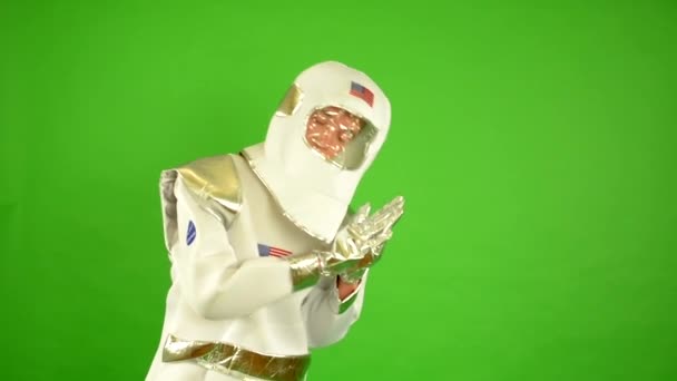 Astronaut se probudí pozdě - zelená obrazovka — Stock video