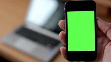 Smartphone yeşil ekran - bilgisayar (laptop) arka planda