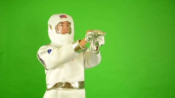 Astronaut zet op handschoenen - groen scherm — Stockvideo