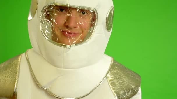 Astronaut smiles - green screen — Stock Video