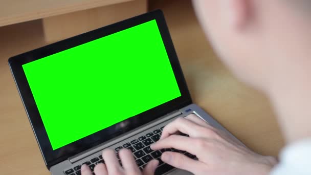 Mens werken op computer (laptop - laptop) - groen scherm - office - closeup — Stockvideo