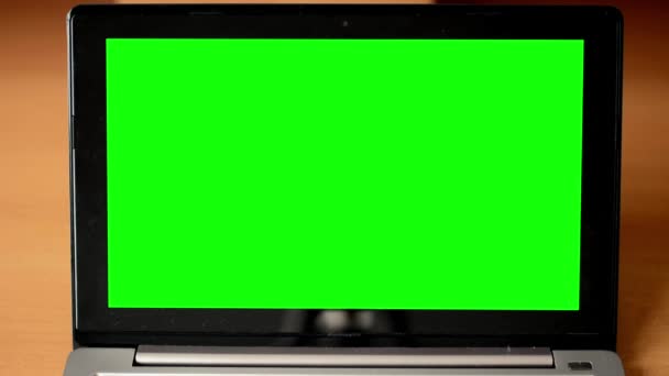 Laptop monitor groen scherm - tabel - closeup — Stockvideo