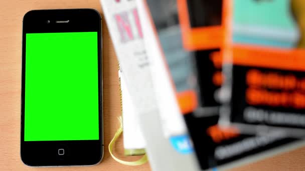 Smartphone - schermo verde - educazione: libri — Video Stock