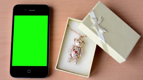 Smartphone - écran vert - cadeau - collier — Video