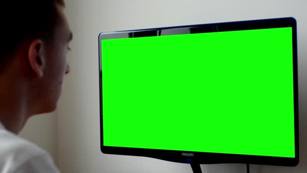 Man fungerar på dator - grön skärm - kontor - närbild — Stockvideo