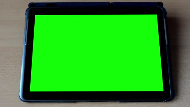 Tablet - schermo verde sul tavolo — Video Stock