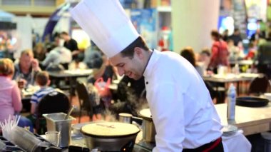 Şef bir gözleme - Restoran arka planda insanlarla hazırlar.