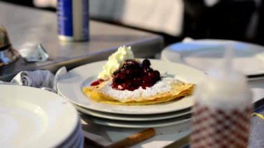 Şef garsona gözleme verir ve müşteriler için yemek yapar.