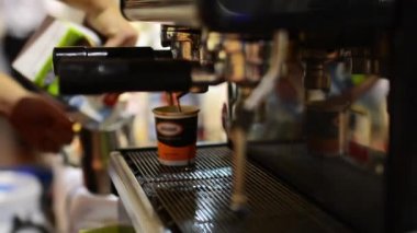 Barista kahve hazırlar kahve makinesinde - Kupası