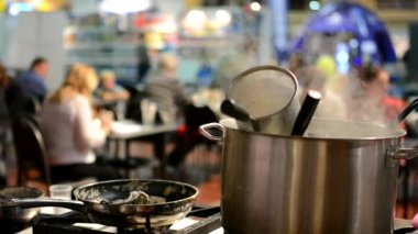 Soba tencere - tencere ve boş pan - Buhar - Restoran (insanlar) ile arka planda pişirme