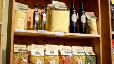 Raf - Dükkanı torbalarda renkli makarna (zeytin yağı, unu vb.)