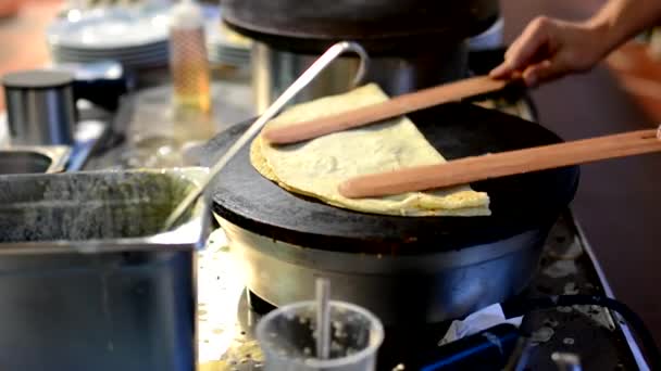 Chef-kok bereidt een pannenkoek - beide opwarming van de aarde oppervlak — Stockvideo