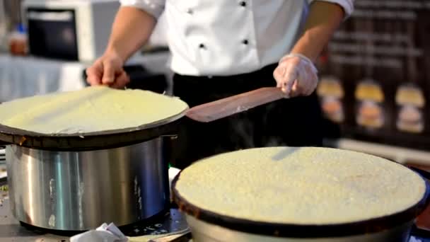 Chef-kok bereidt een pannenkoek - kok - beide opwarming van de aarde oppervlak — Stockvideo
