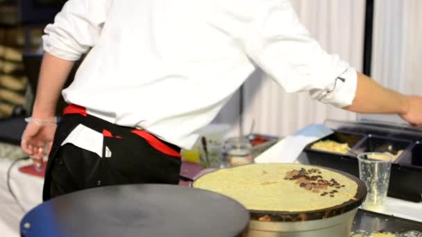 Chef prepares a pancake - closeup — Stock Video