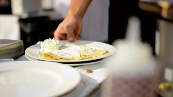 Szef kuchni przygotowuje naleśnik i pierścień dzwon - kelner niesie ze sobą posiłki dla klientów — Wideo stockowe