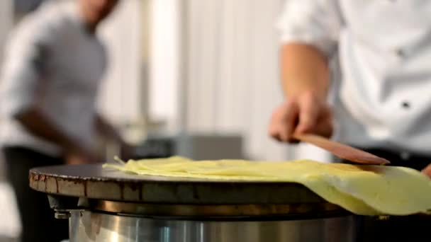 Kocken förbereder en pannkaka - närbild — Stockvideo