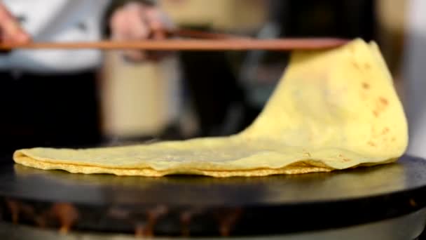 Chef-kok bereidt een pannenkoek - closeup — Stockvideo