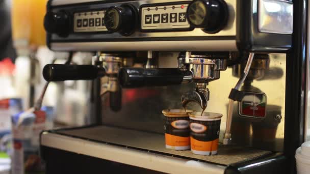 Barista προετοιμάζει καφέ στην καφετιέρα - δύο Κύπελλα — Αρχείο Βίντεο