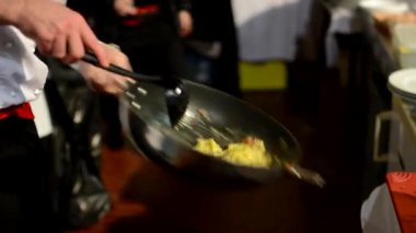 Şef gıda - şef aşçı makarna kızartma tavası üzerine hazırlar - peynir makarna ekleyin