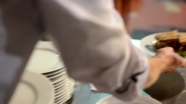 Şef yemek hazırlar (Gıda: sandviç ve pancake)-garson taşıyan müşteriler için yemek