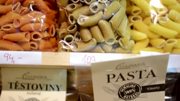 Pastas coloridas en bolsas (penne y espaguetis ) — Vídeo de stock