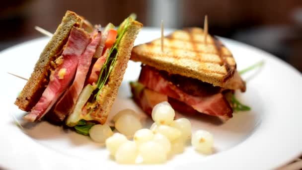 Sandwich en plato - reenfocado — Vídeos de Stock