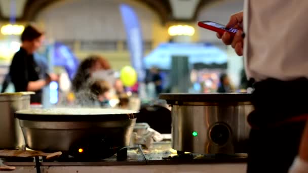 Σεφ που λειτουργεί σε κινητό τηλέφωνο - μάγειρας ετοιμάζει τηγανίτα — Αρχείο Βίντεο