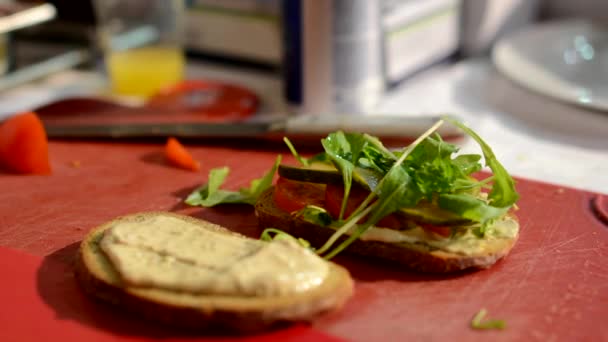 Chef prepares sandwich — Stock Video