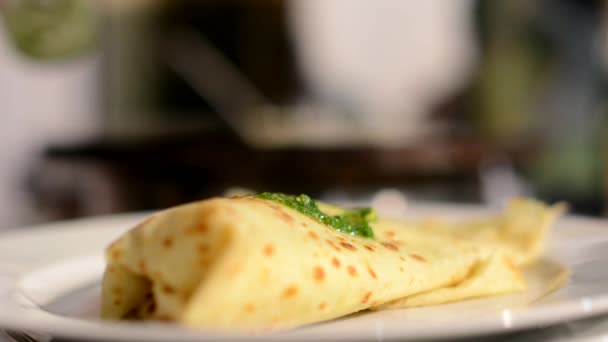 Chef prepares a pancake - pour with spinach — Stock Video