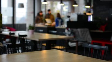 Boş kafe - insanlar arka planda
