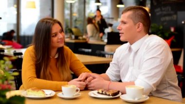 Kafe - çift tutuşup - kahve ve kek aşık mutlu çift öpücük
