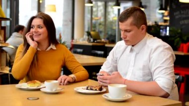 Adam ve kadın telefon Cafe - kahve ve kek