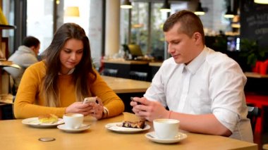 Adam inşaat üstünde hareket eden telefon ve smartphone cep telefonu ile Cafe - kahve ve kek kadın çalışıyor