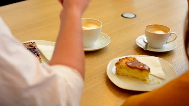 Stel (man en vrouw) eten taart en drinken koffie in Cafe — Stockvideo