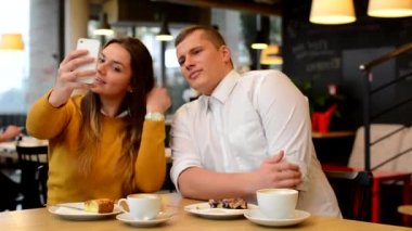 Mutlu çift smartphone (selfie) Cafe - kahve ve kek fotoğraf çekimi