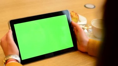 Cafe - kahve ve kek tablet yeşil ekranda kadın çalışıyor